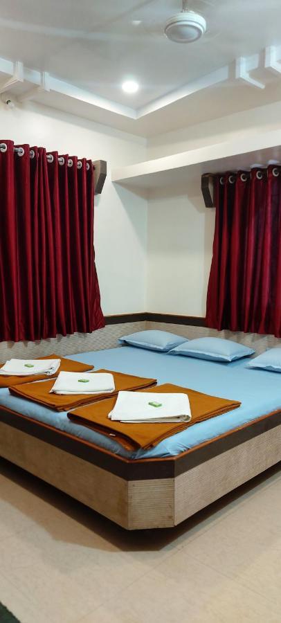 שירדי Sai Raghunandan Guest House מראה חיצוני תמונה
