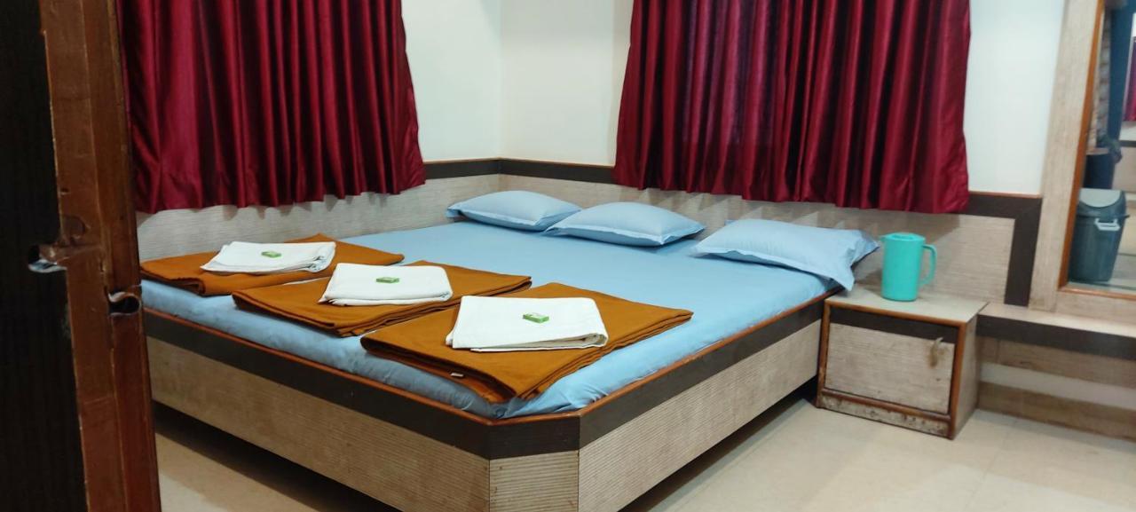 שירדי Sai Raghunandan Guest House מראה חיצוני תמונה